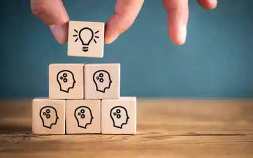 Externe Beratung denkende Würfel, welche zu einem Ganzen hindenken. Die Summe aller Intelligenzen.